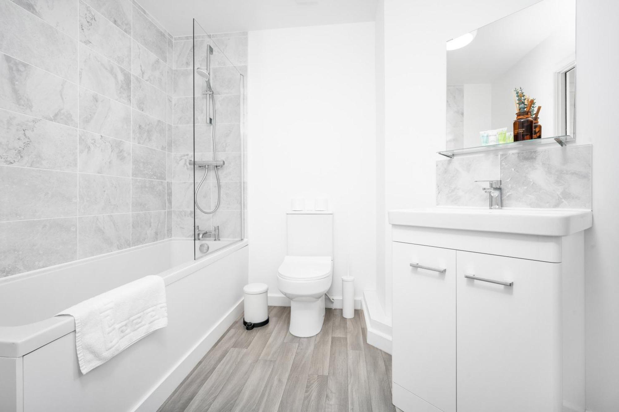 New 2 Bedroom Deluxe Apartment - Parking - Wifi & Netflix - Top Rated - 50C Cradley Heath Exteriér fotografie